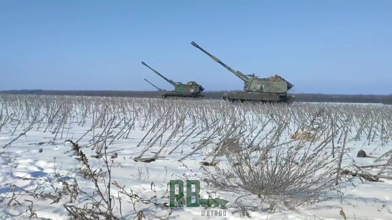 🇷🇺🇺🇦 Counter-battery firing of Msta-S self-propelled howitzers against Ukrainian M777 near Svatovo.