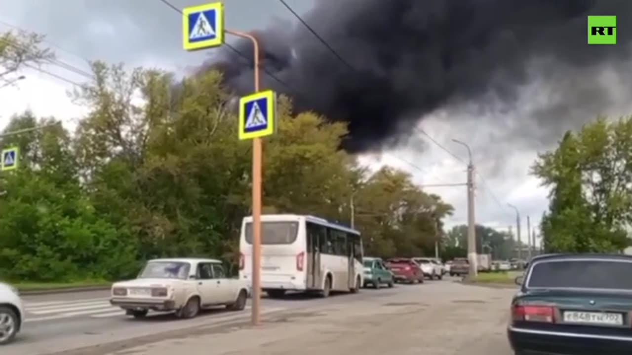 Gas pipeline explodes at petrochemical plant in Sterlitamak Russia.mp4