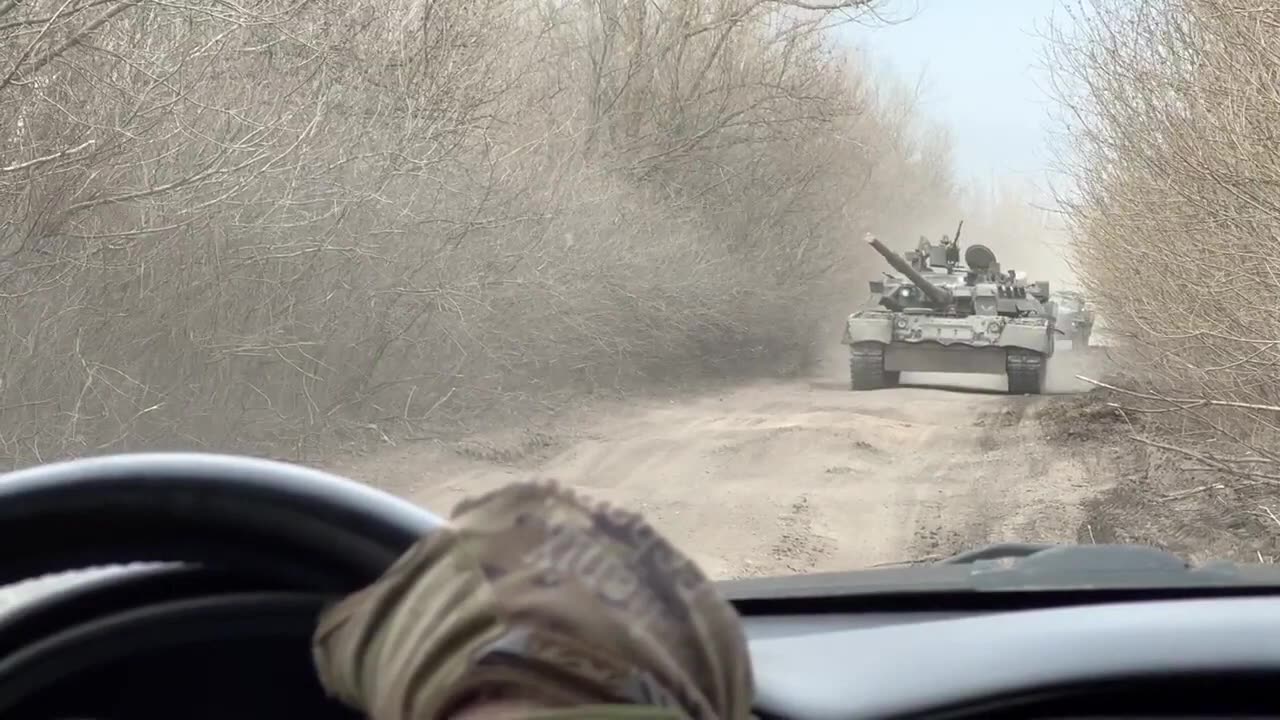 Russian Army T-80U Tanks of 4th GTD moving towards the LPR front - Ukraine War Combat Footage 2022