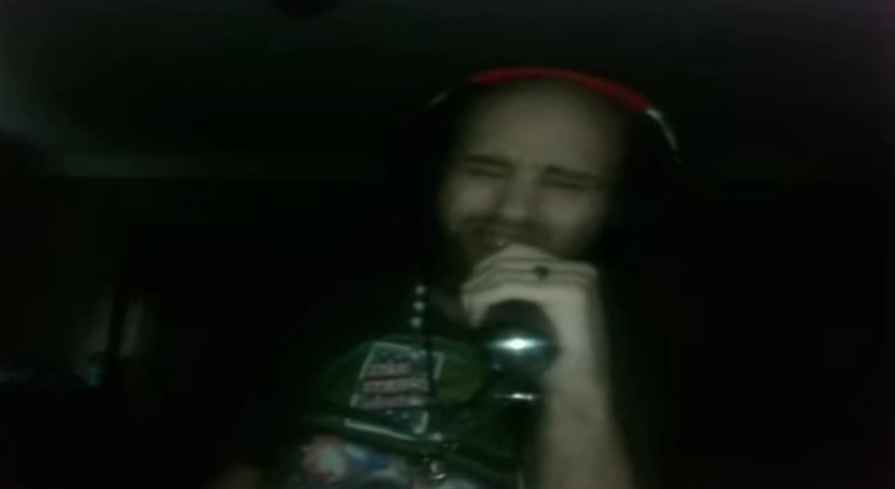 Cyraxx live on YT.