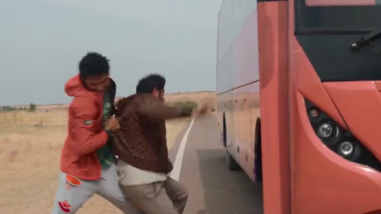 Some Strangers Suddenly Attacked on Bus in India.