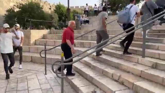 צעדה של ישראלים באזור באב אל-עמוד בירושלים