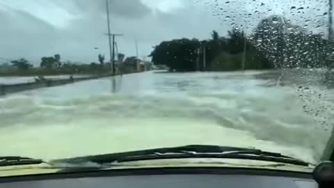 Driver insisted to pass the flooded highway