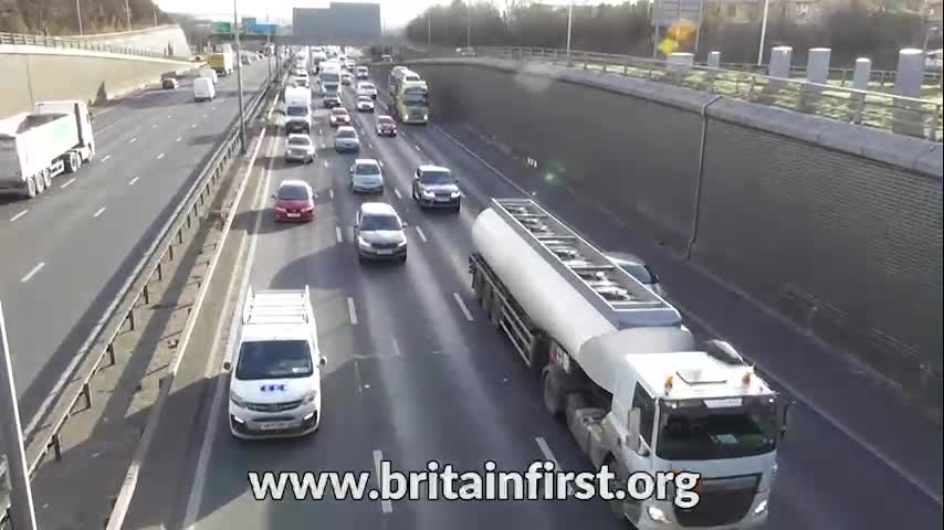 🇬🇧 BRITAIN FIRST BATTLE BUS ATTRACTS HUGE SUPPORT OVER BUSY MOTORWAY 🇬🇧