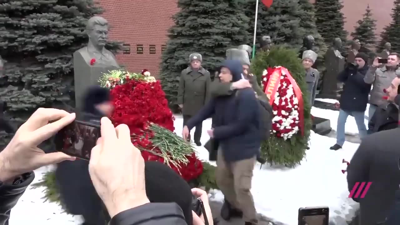 Homem desrespeita a estátua do assassino democida Joseph Stalin e é detido