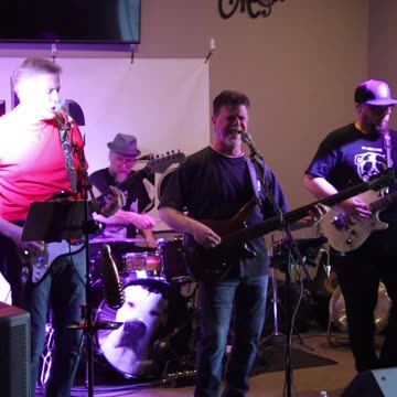Side Piece band plays Stone Temple Pilots song Vasoline at Dairyland Brew Pub.
