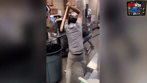 🚀WOW👀‼️ 7-Eleven workers in Cali, beats robber using a stick