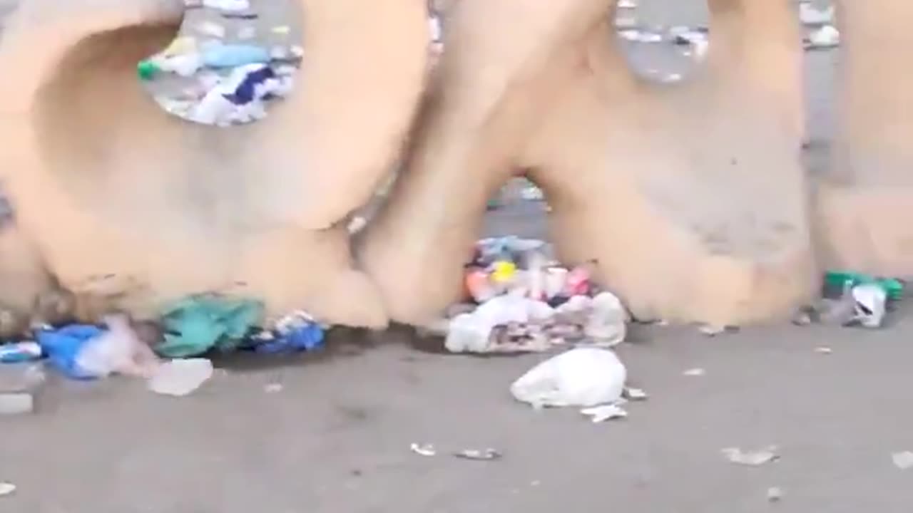 After the eco-festival in Malaga, mountains of garbage were left.