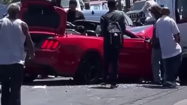 Crashed Car Gets Looted In LA In BROAD DAYLIGHT