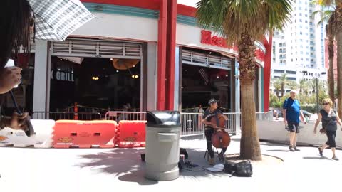 Obese Violin plays sweet love of mine on Las Vegas Fremont Street.