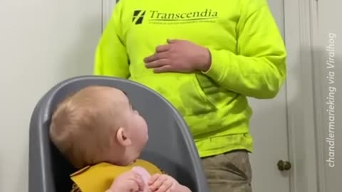 自宅で妻が、生後9か月の女の子に付け眉毛をつけて夫の反応を見ます