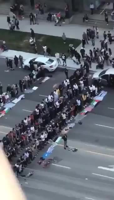 Ci sono 741 moschee in Canada, ma occupano le strade per pregare.