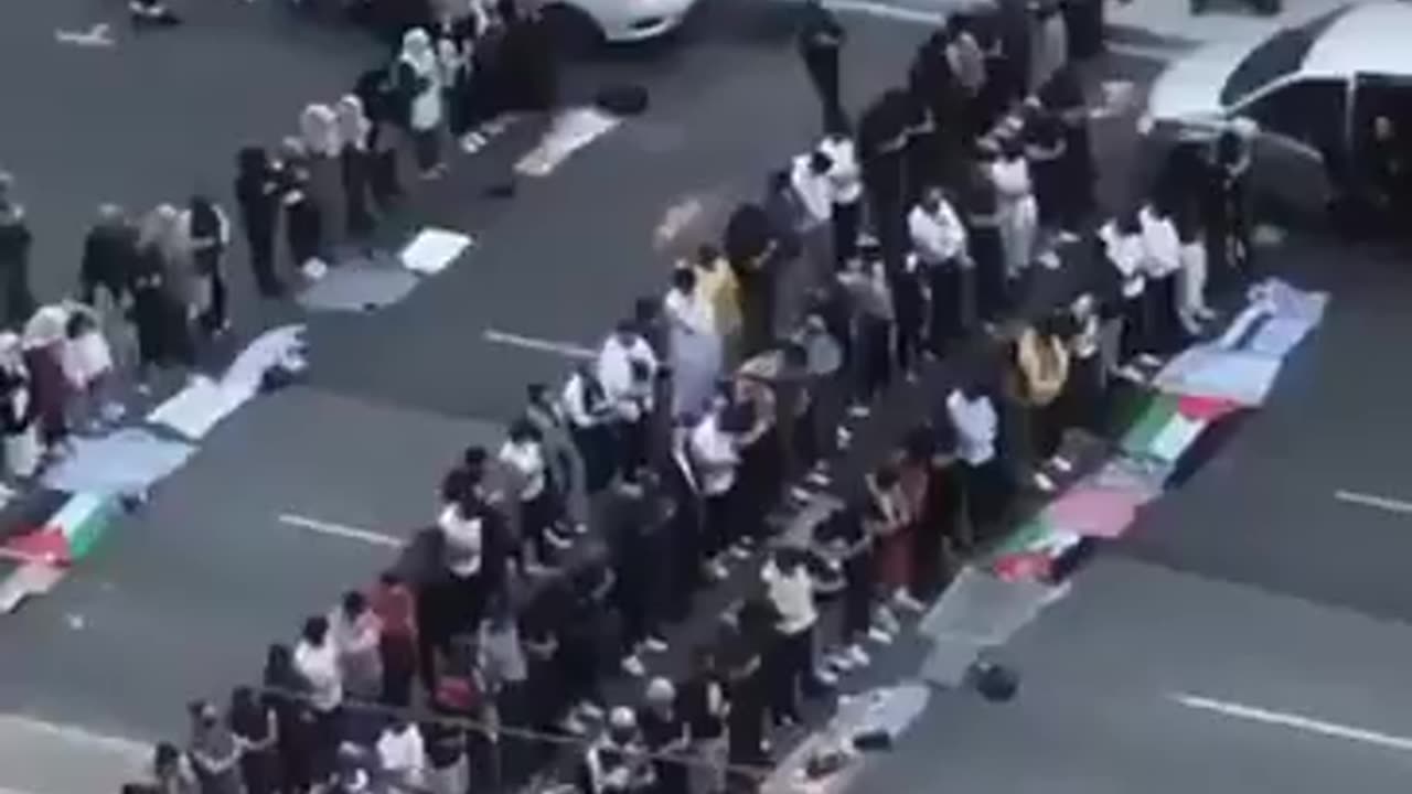 Ci sono 741 moschee in Canada, ma occupano le strade per pregare.