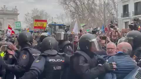 La policía 'estatal' contra agricultores en Alcalá en Madrid. FEBRERO 2024