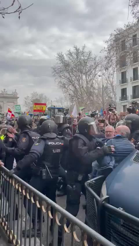 La policía 'estatal' contra agricultores en Alcalá en Madrid. FEBRERO 2024