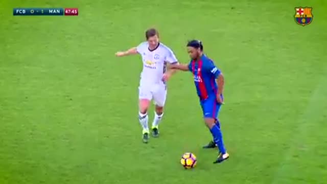 Ronaldinho humilla a jugador de Manchester United