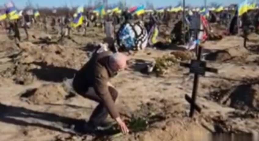 French Ambassador to Ukraine Etienne de Ponsin decided to visit the cemetery in Dnepropetrovsk.