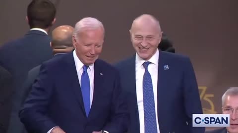 Biden: Những người này là ai và tại sao họ lại nói chuyện với tôi?🤣🤣🤣🤣🤣
