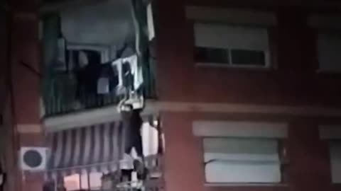 Ladrón escalando el edificio