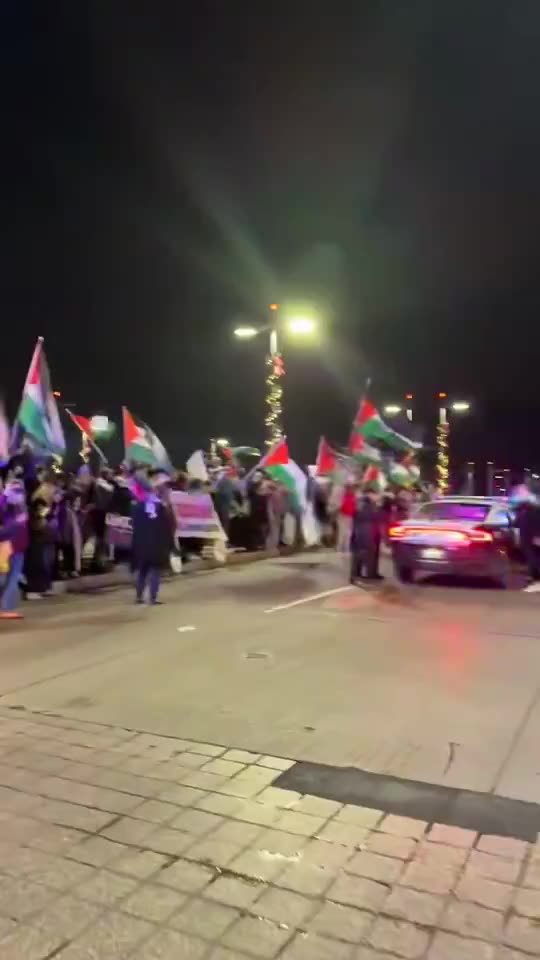 🚨BREAKING: Anti-Israel protesters are trying to storm the tarmac in Dallas