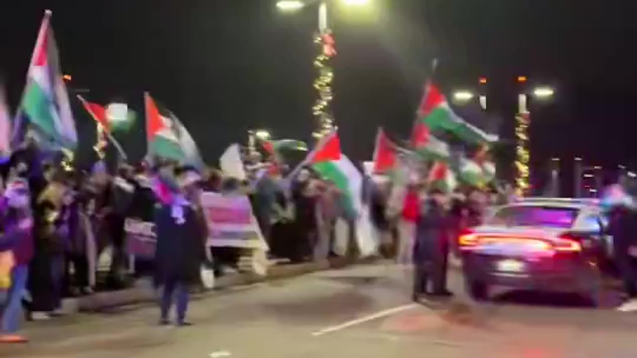🚨BREAKING: Anti-Israel protesters are trying to storm the tarmac in Dallas
