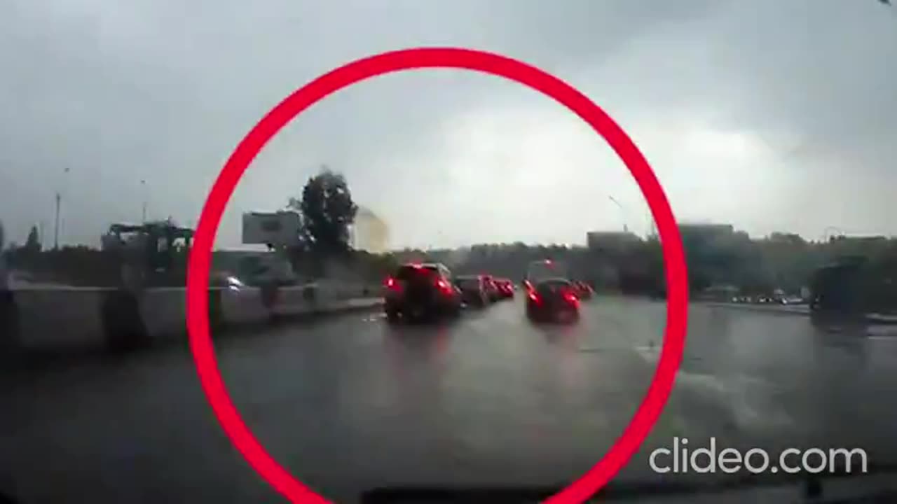 SUV miraculously survives two lightnings strikes in a traffic jam