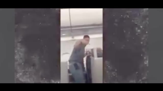 Mike Tyson agride passageiro no avião