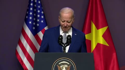 Zmatený Biden ve Vietnamu.