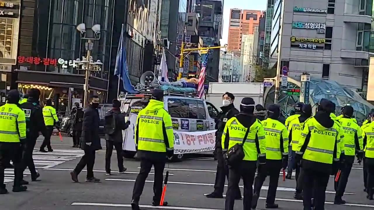 20201201_V3_S01(pWTLFgzjaOQ)경찰은 왜_ 뭘 찍는지 관심을_ 물러가라! 물러가라! 간만의 행진시위! 강남역에서