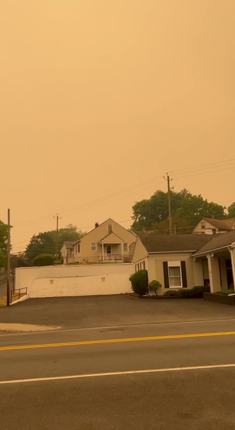 NEW YORK SKIES ORANGE FROM CANADA OVER 400 WILDFIRES CAUSED BY DEW