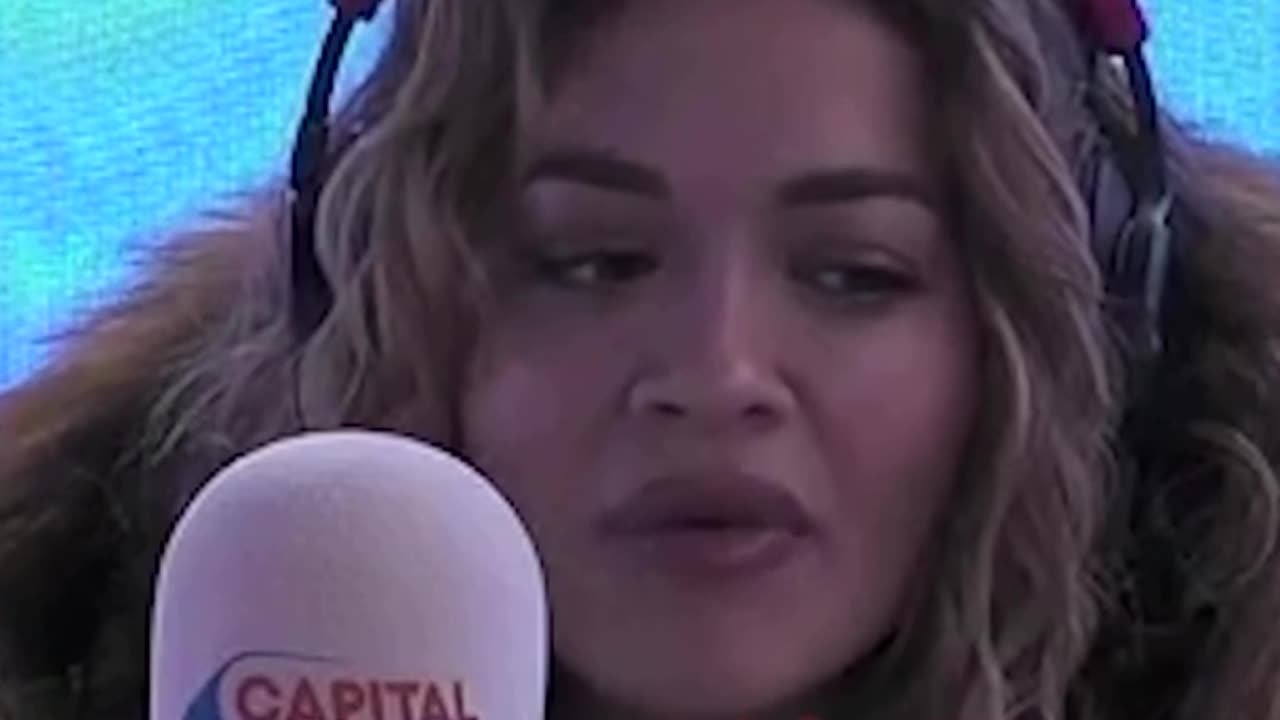 Rita Ora befasohet në radion britanike, moderatori është shqiptar!