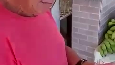 Homen comendo copo