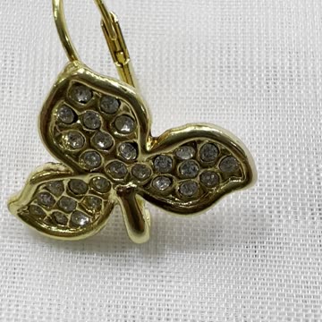 18KGP Leverback Earrings. Made with Swarovski Crystals. Rare Find. Party. Event.