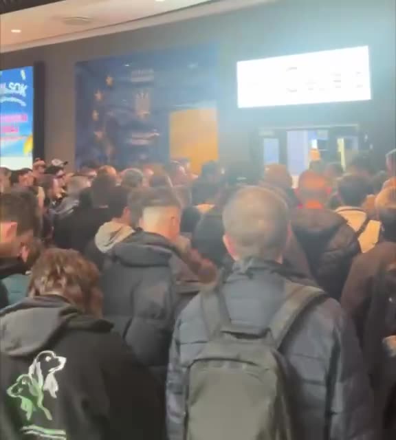 E' stato riferito che ci sono enormi code presso i centri di rilascio passaporti ..