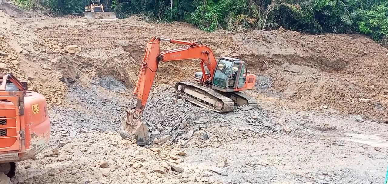 cara kerja excavator menggali gunung dekat kuburan cina jl. merdeka 3