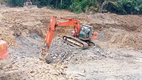 cara kerja excavator menggali gunung dekat kuburan cina jl. merdeka 3