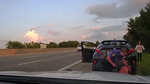 Good Samaritan comes to the rescue of State Trooper.👮‍♀️🇺🇸