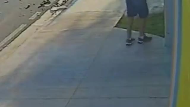 Somente em Hollywood o bandido leva tiro e é jogado para trás ou explode.
