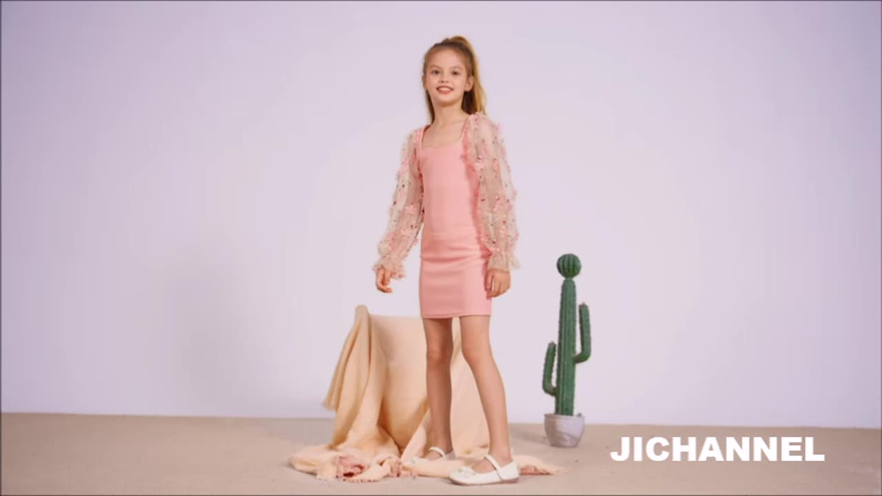 Vestido de cuello cuadrado con apliques de manga larga y volantes de malla transparente para niña. Características: manga transparente de malla, manga larga con volantes, apliques, vestido rosa para niñas La tela tiene algo de elasticidad y es suave y