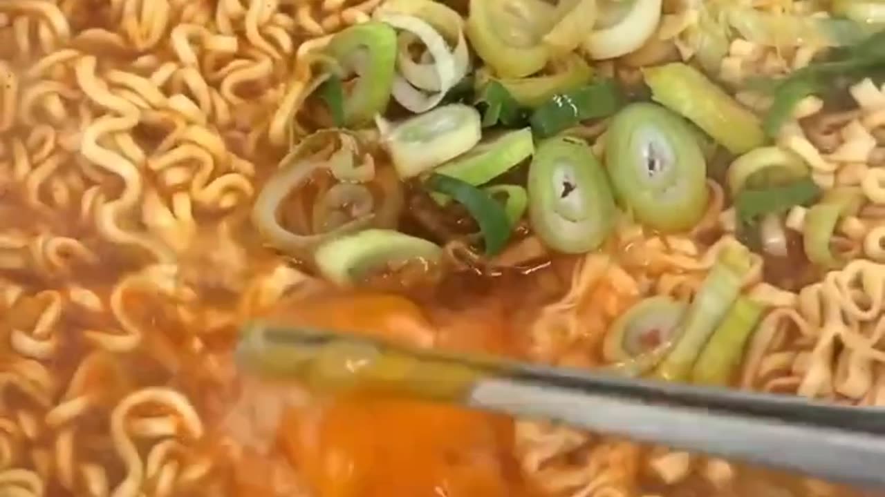 Hot fried noodles with chicken