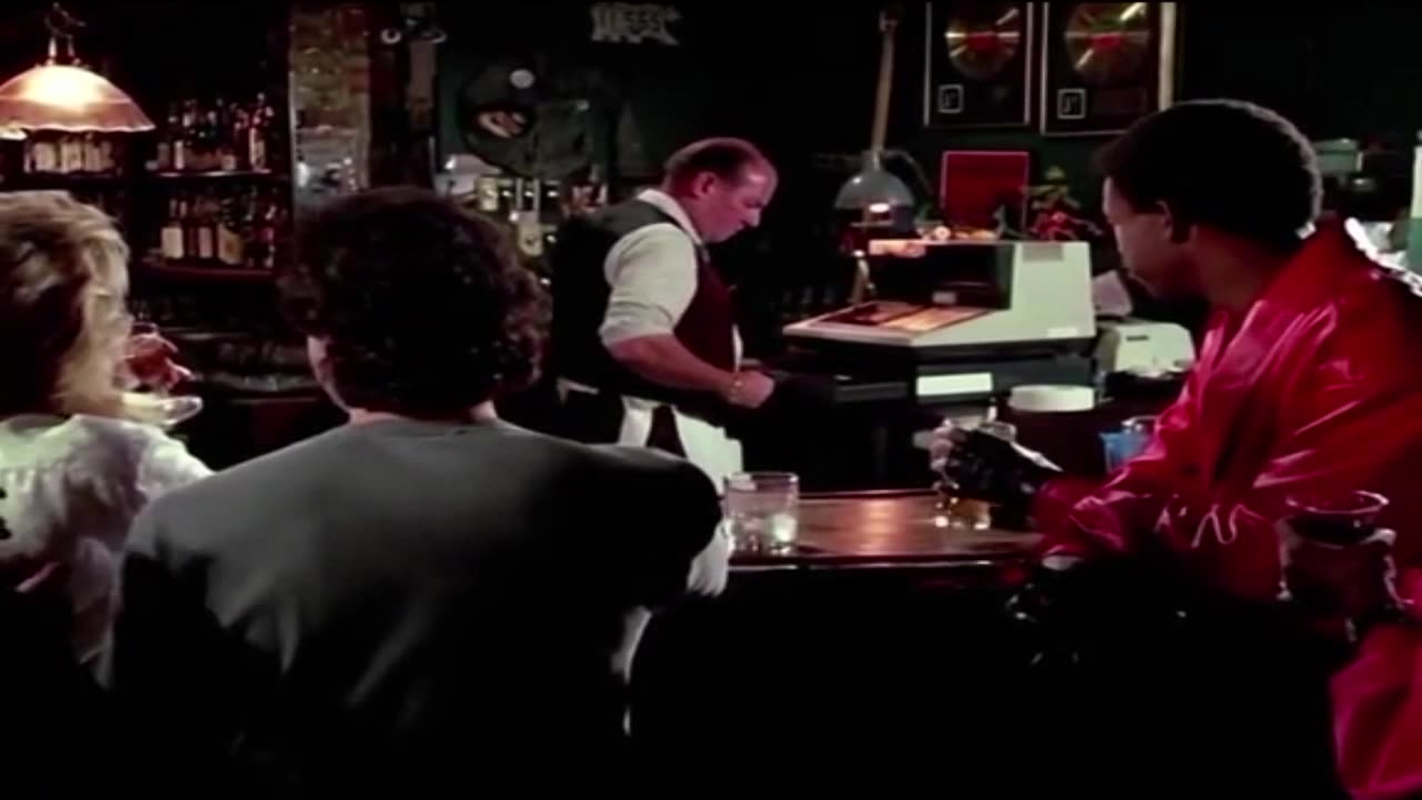 Michael Winslow desplegando su talento en Loca Academia de Plicías