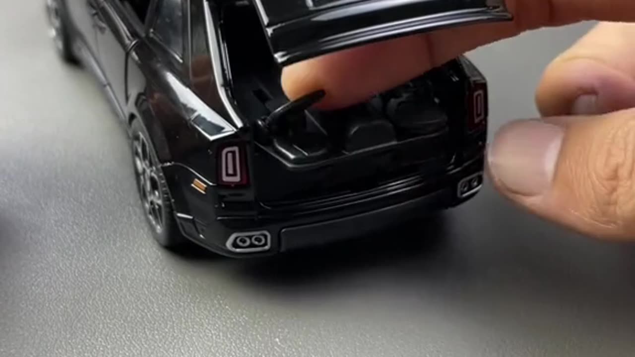 Unboxing 1:32 Rolls-Royce Cullinan Car Model