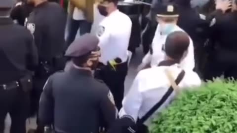 NYC: Mostly peaceful protesters.. 🤬