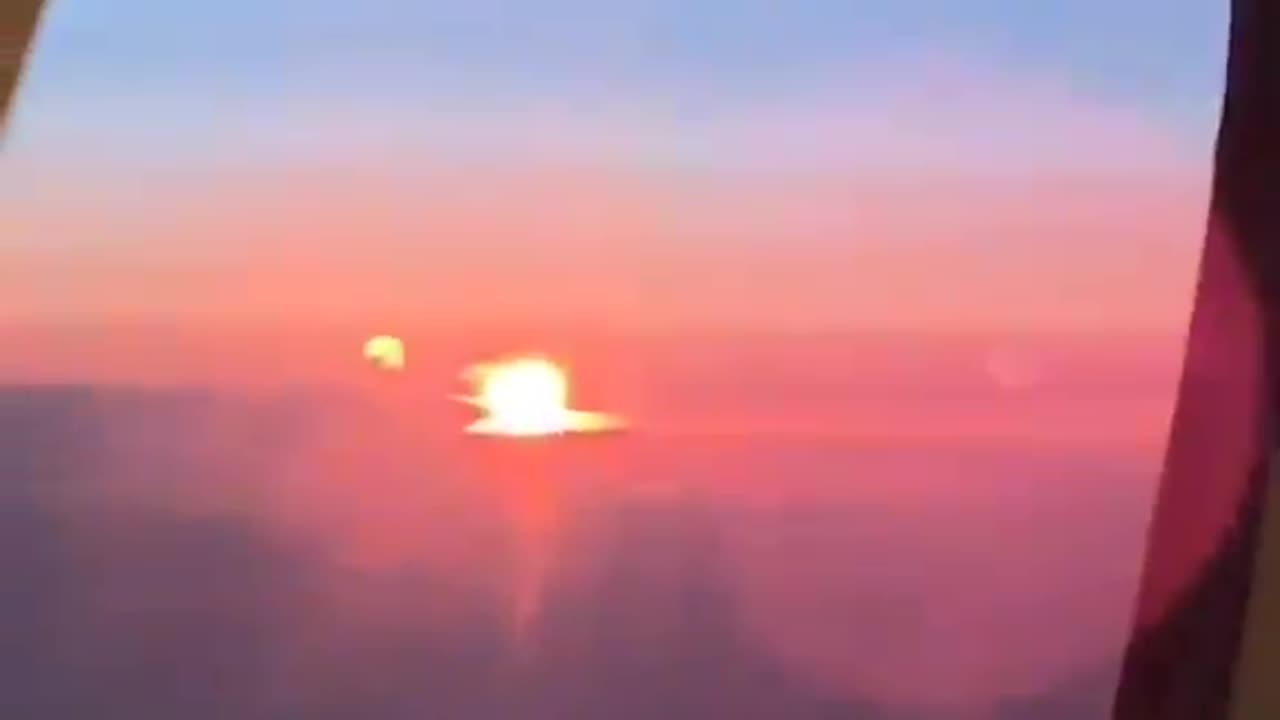 지평선 안의 구름 위에 떠있는 태양 the sun above the clouds in the horizon