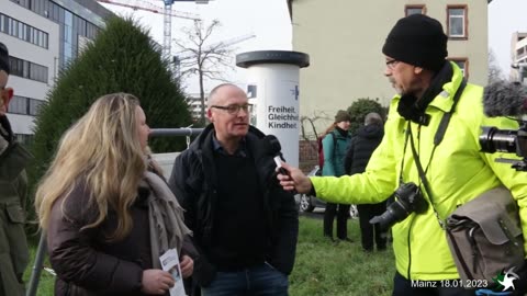 Mahnwache vor dem Gebäude von Biontech in Mainz - 18.01.2023