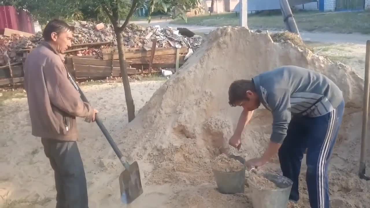 Drunkards at a construction site load sand funny !!! Drunken Fight