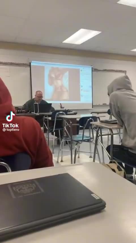 Profesor morboso no se dió cuenta del proyector