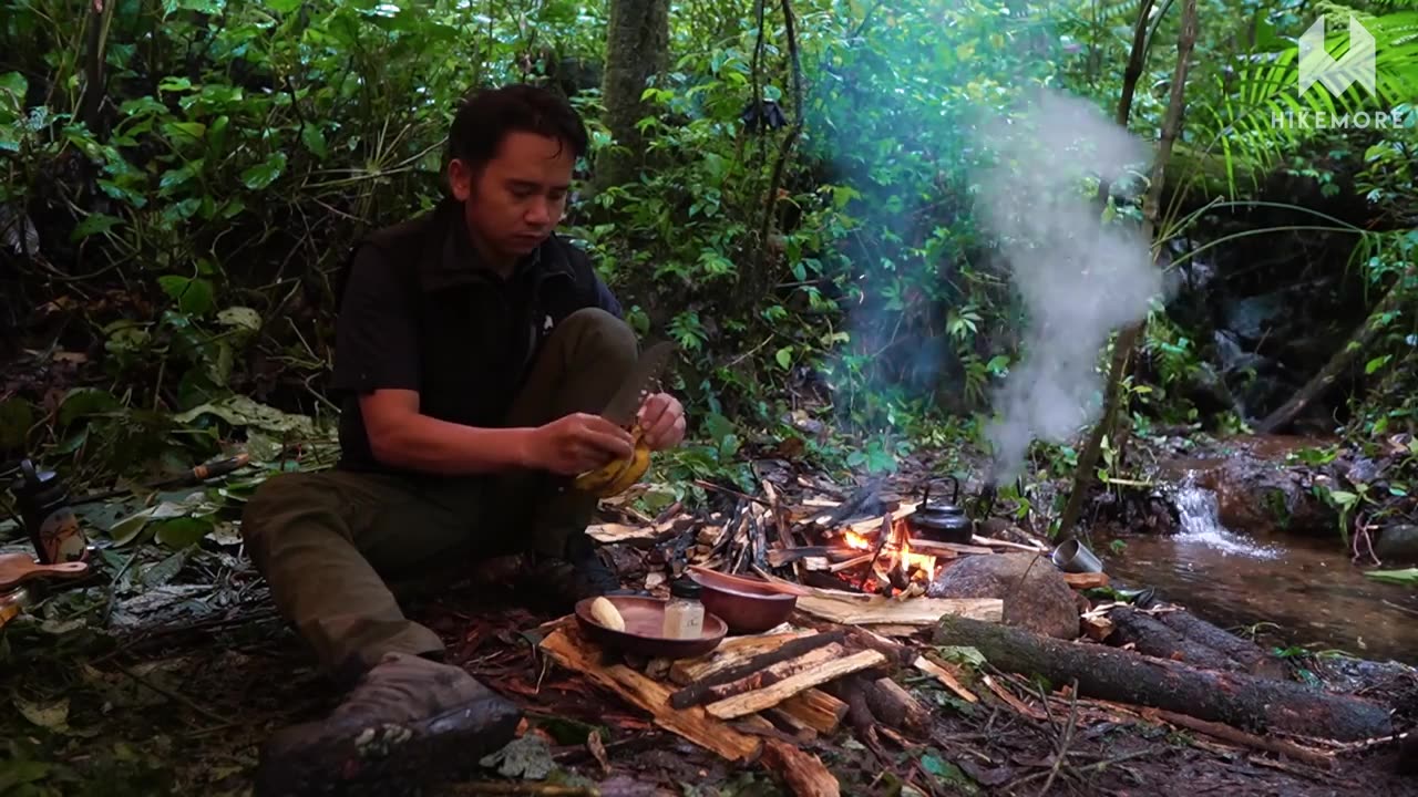 Camping in the Rain While Eating Spicy Nyemek Fried Noodles