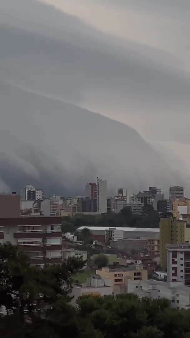 Tempestade engole Caxias do Sul e escurece cidade no primeiro dia da primavera