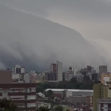 Tempestade "engole" Caxias do Sul e escurece cidade no primeiro dia da primavera